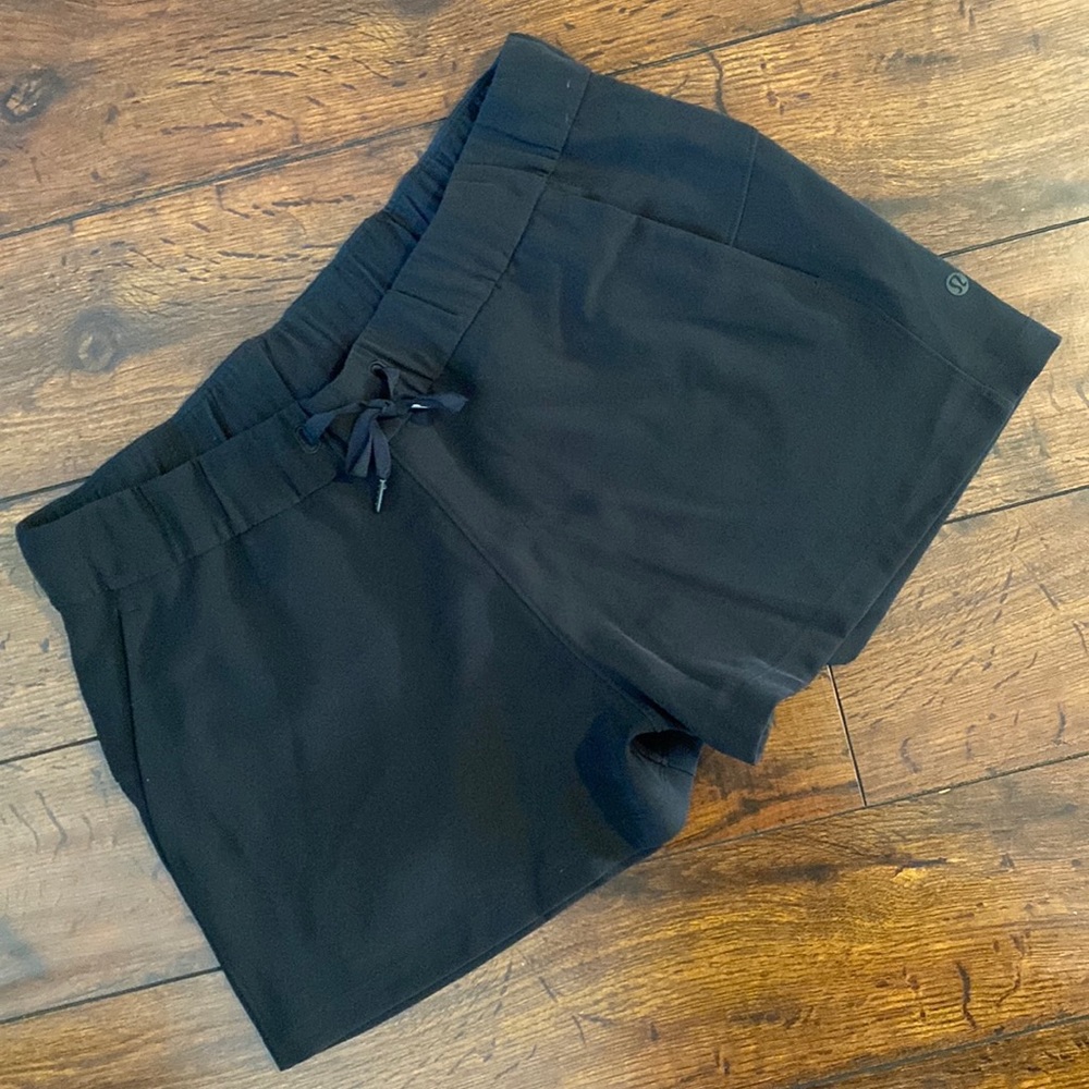 Lululemon On the Fly midrise 2.5" short. Black.